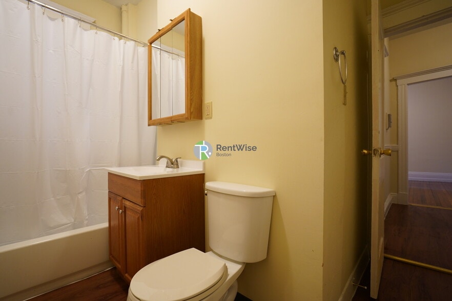 Building Photo - 161 Kelton St