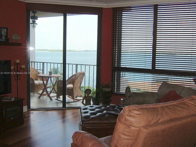 Building Photo - 520 Brickell Key Dr