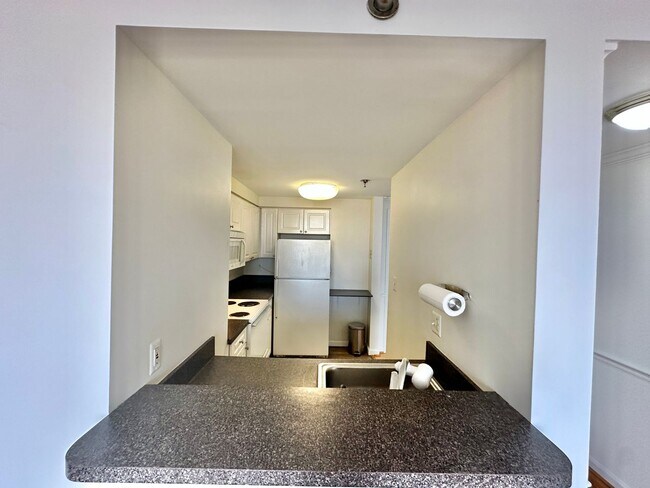 Building Photo - Fantastic 1 Bedroom with Den/Office/Additi...