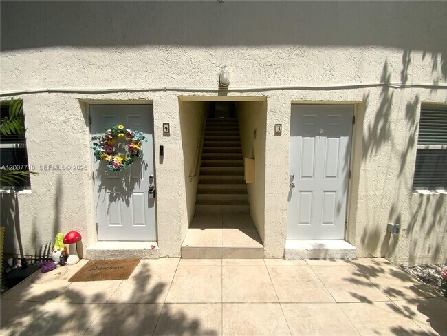 Building Photo - 530 NE 15th Ct