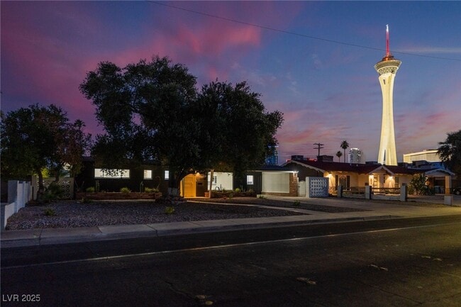 Building Photo - 548 E Oakey Blvd