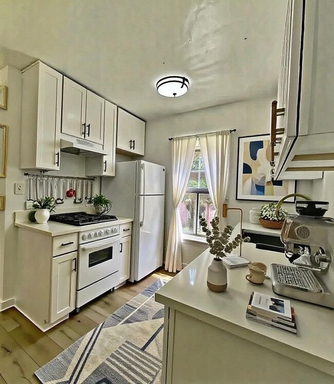 Interior Photo - 533 W. 75th Street