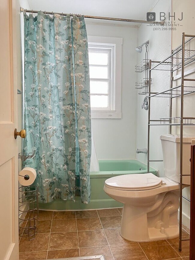 Building Photo - 6 month lease! 3 bed/ 1 bath Single Family Home on Coffeen!