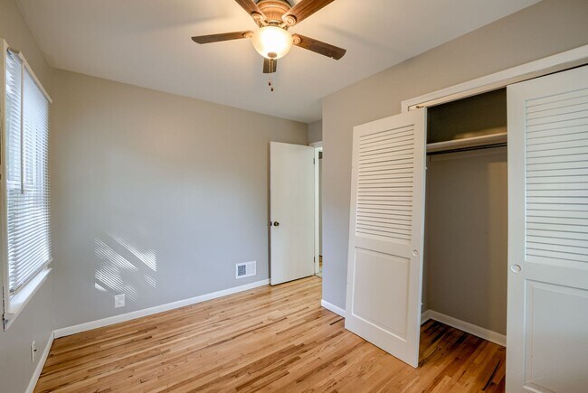 Building Photo - 2 Bedroom With Oversized Garage & Prime Location Near 90th & Blondo!!