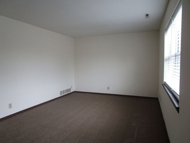 Building Photo - Remarkable Two Bedroom Town-Home with Fenced Yard - Available August 14th!!!