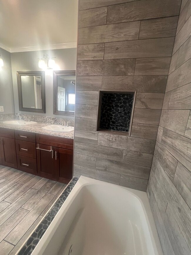 Building Photo - Beautiful 3 Bed / 2 Bath Home with Detached Bonus Space
