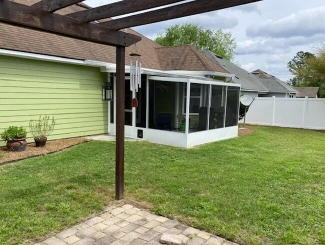 Building Photo - Stylish 3BR Home with Open Layout, Screened Porch & Fenced Yard