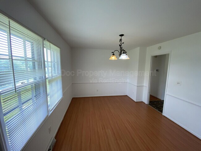 Building Photo - 1804 Sherwood Dr