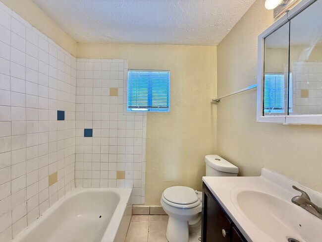 Building Photo - 350 Estancia Dr NW