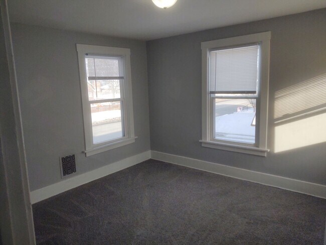 Building Photo - SW 201/203  E Locust