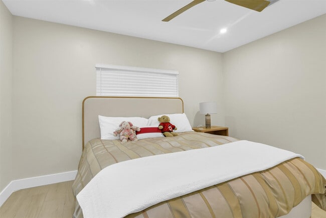 Building Photo - 319 S Riverside Dr