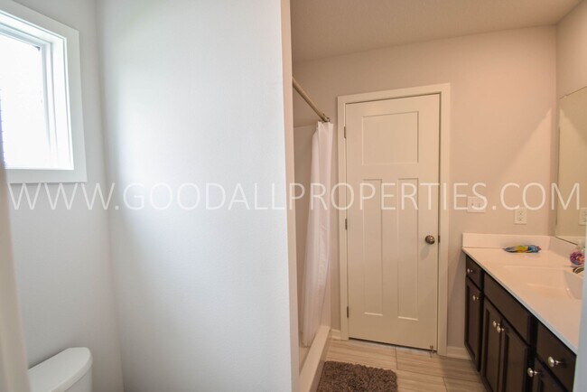 Building Photo - 3 Bedroom 2 Bath Home in Clive / Waukee School District