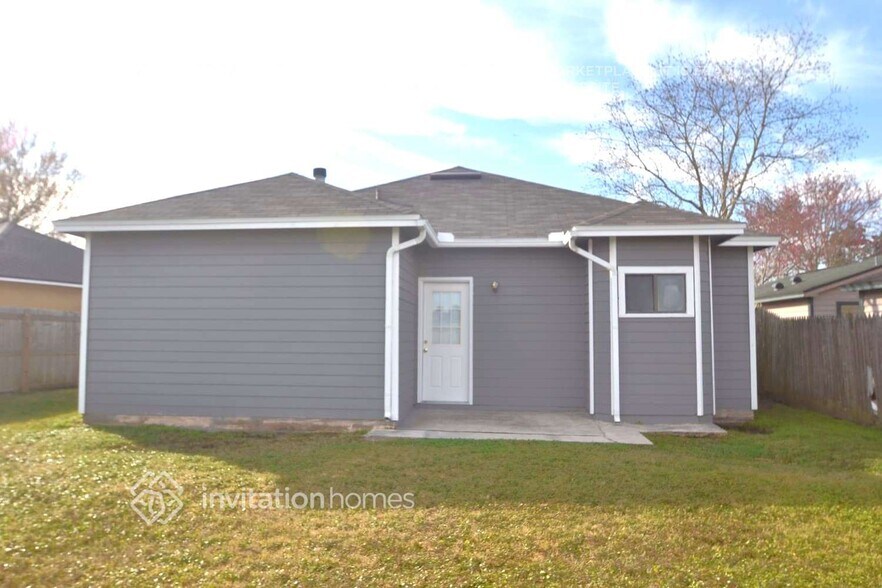 Building Photo - 1651 Ashwood Cir
