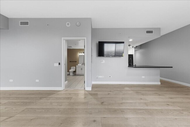 Building Photo - Stunningly Remodeled Studio High-Rise Unit For Rent