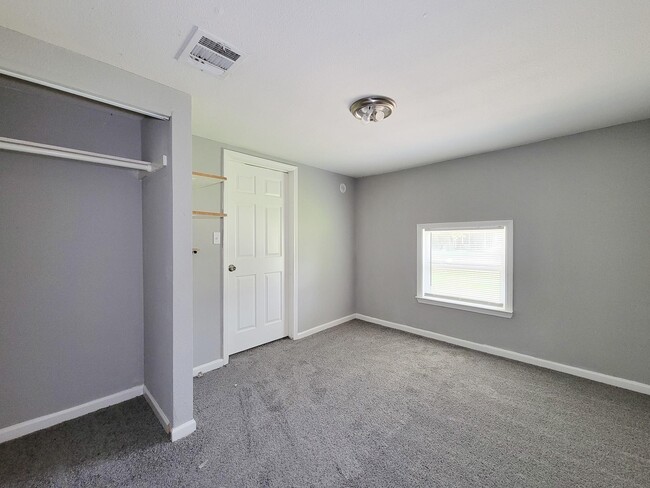 Building Photo - 111 Wisteria St