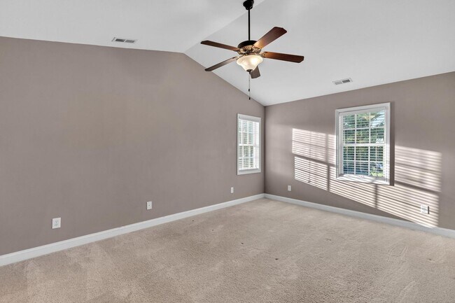 Building Photo - 3 bedroom with BONUS! Fenced Yard