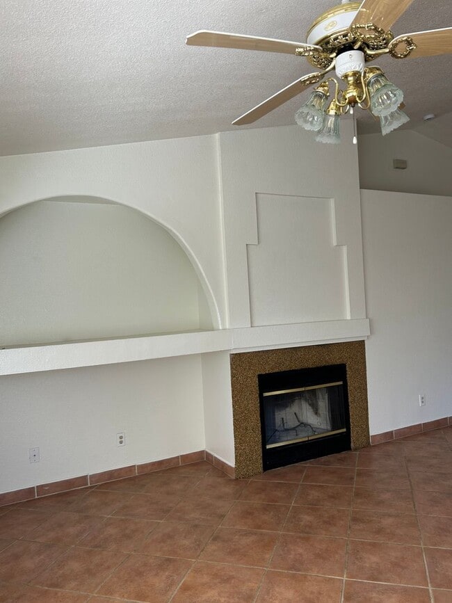 Building Photo - Beautiful 3 bedroom Home. 1st Month Free with 1 year Lease!