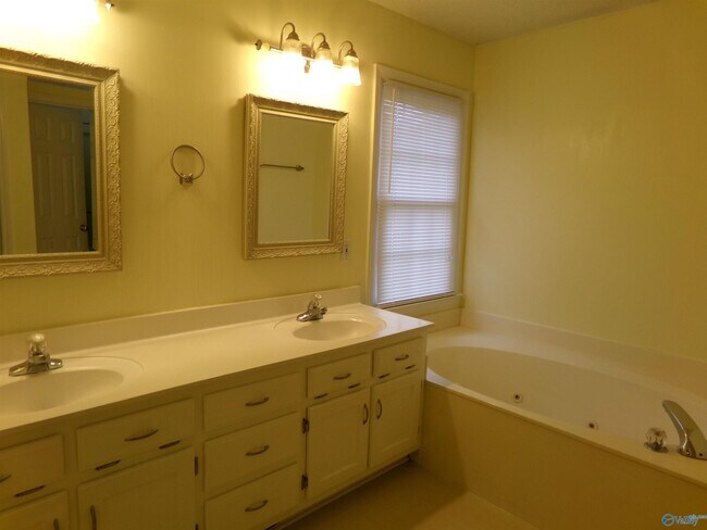 Building Photo - 141 Freedom Way