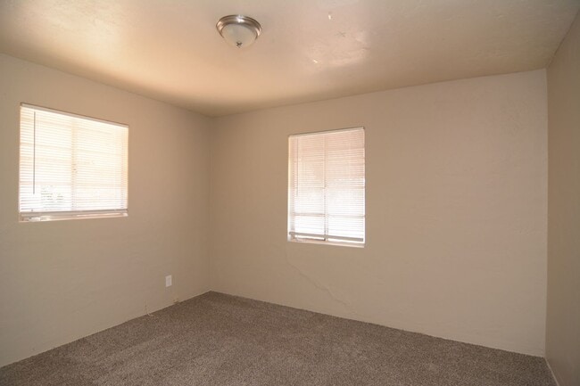 Building Photo - Charming Remodeled 2 Bedroom 1 Bath Home! ...