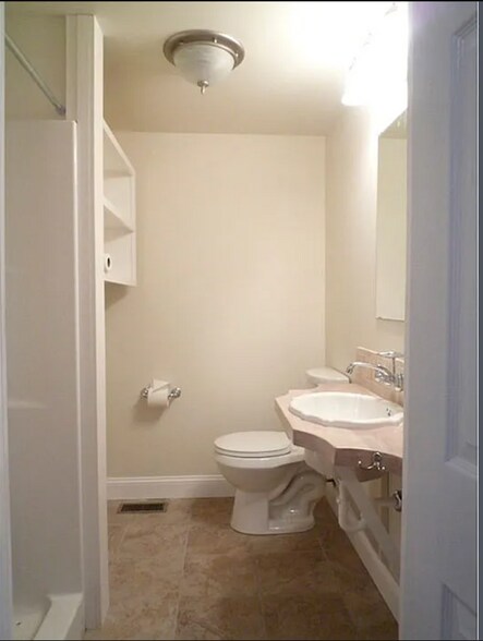 Main Bath - 523 Arbutus Ave SE