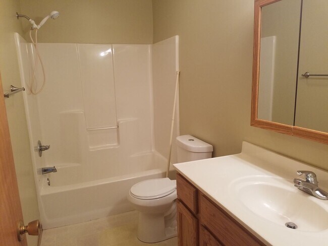 Building Photo - Spacious 4 Bedroom 2 Bath