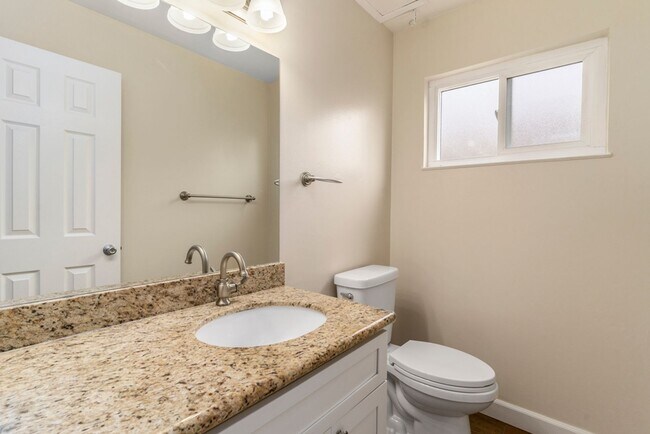 Building Photo - 1072 Park Ave