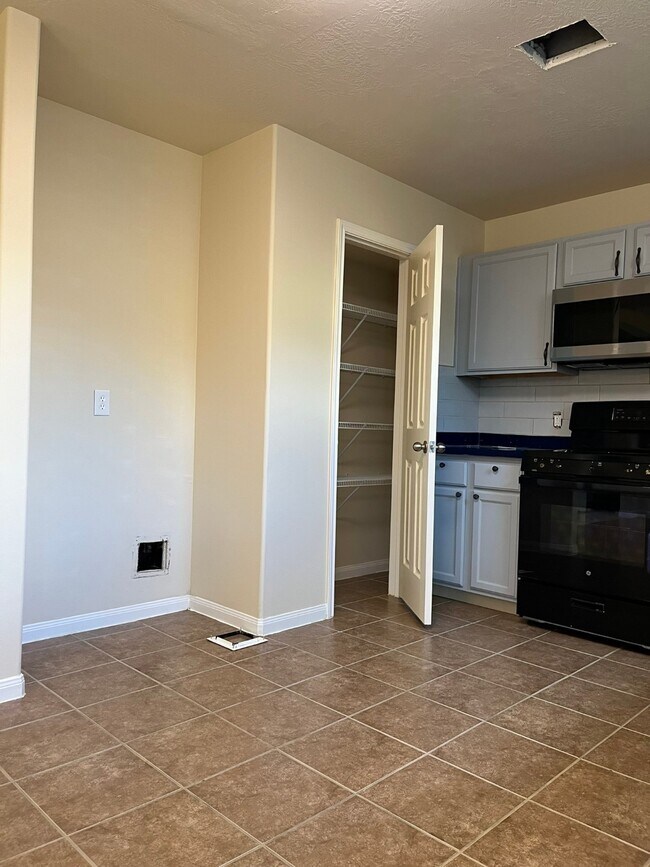 Building Photo - 21650 Falvel Sunset Ct