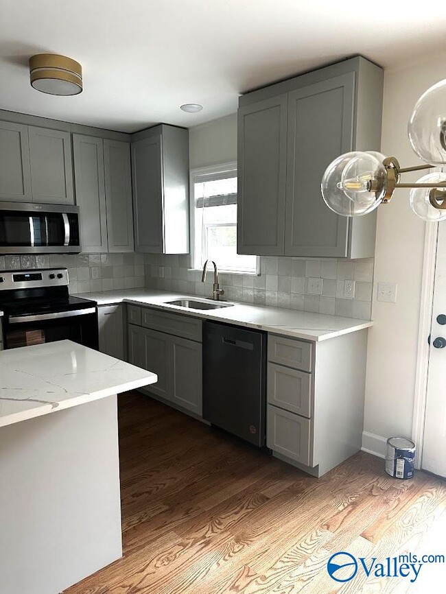 Building Photo - 2006 Stanford Dr SW