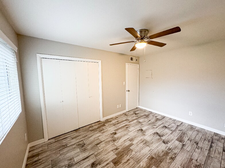 Building Photo - 5105 S La Rosa Dr