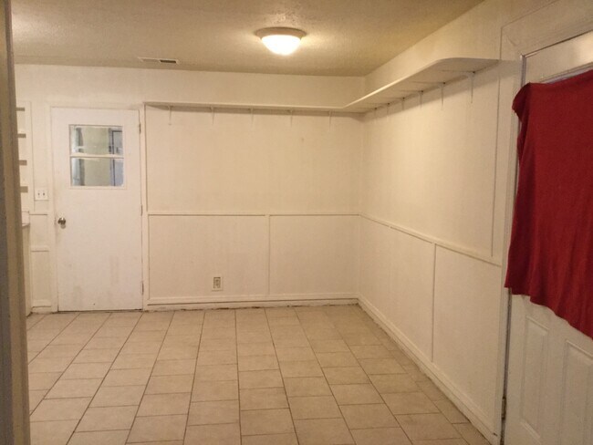 Building Photo - 4 bedroom 2 bath house for rent.