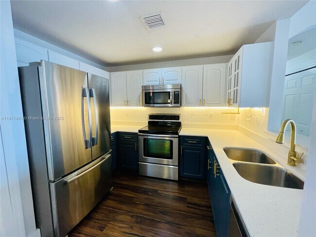 Building Photo - 6560 NW 114th Ave