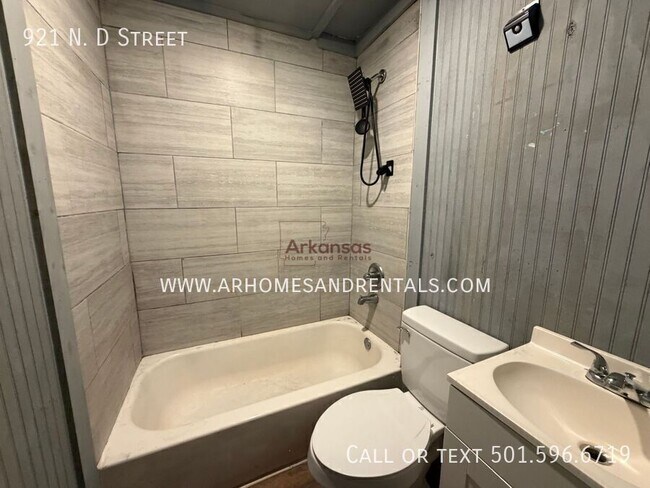 Building Photo - 921 N Dakota Ave