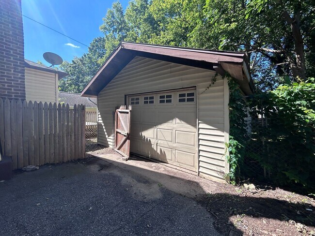 Building Photo - 3 Bed 2 Bath Single Family Home