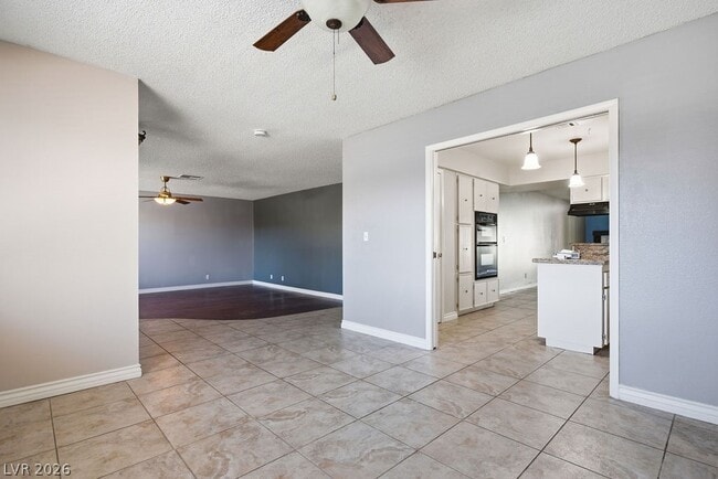 Building Photo - 4561 Paseo El Rio Dr