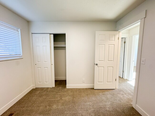 Building Photo - 1340 E Navajo Dr