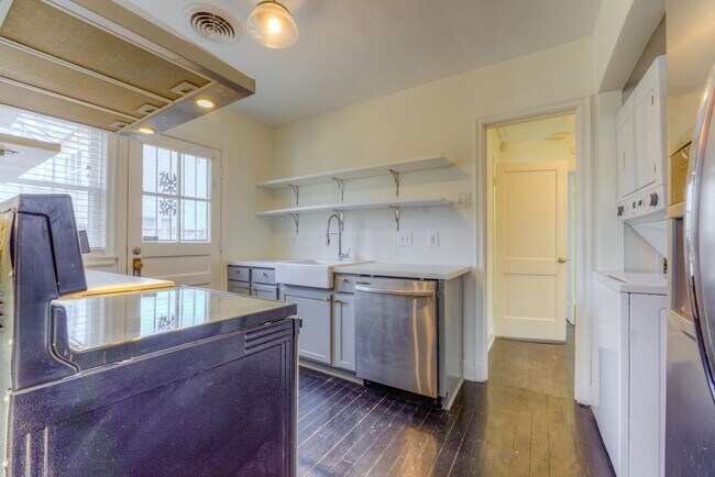 Building Photo - Beautifully renovated duplex in High Point Terrace!