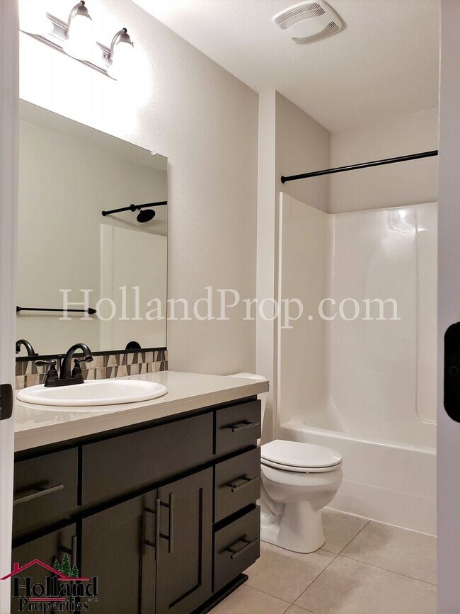 Building Photo - Spacious & Stylish 4-Bedroom Home with Mod...