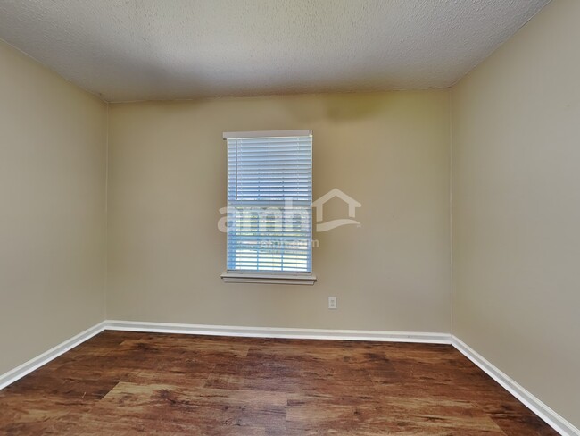 Building Photo - 14 Willow Lakes Dr