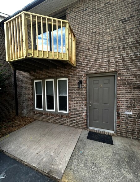 Building Photo - 3 Country Gardens Dr