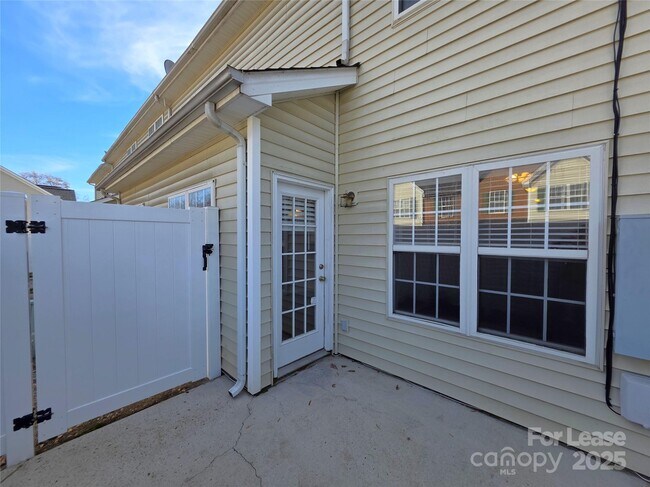 Building Photo - 2107 Lennoxshire Square Ct