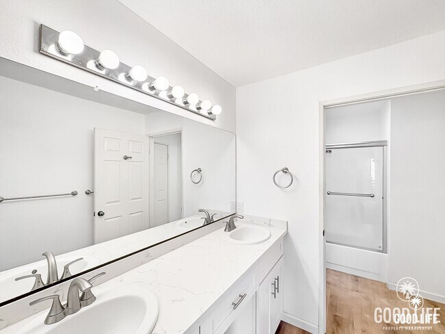 Building Photo - Move-In Ready Condo Overlooking The Height...