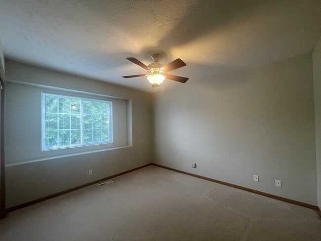 Building Photo - Home For Rent Papillion