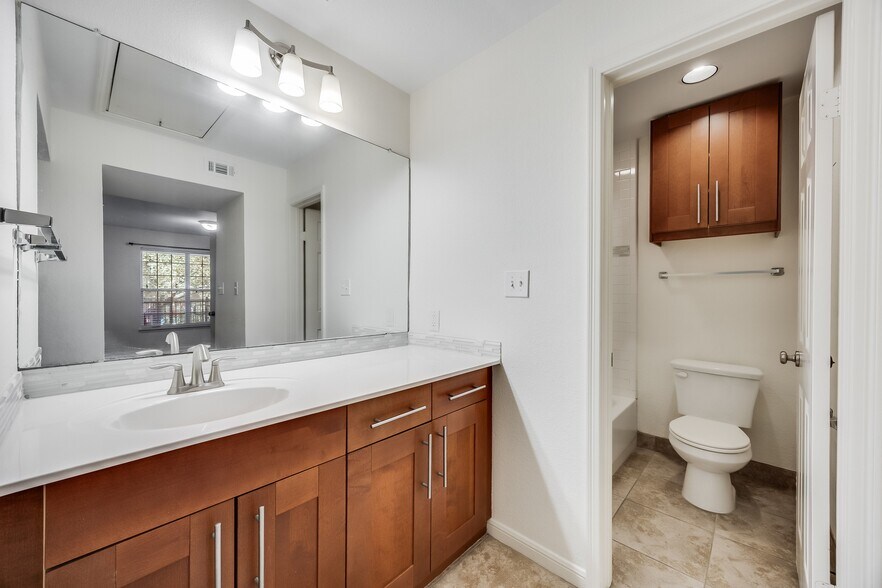 Building Photo - 7685 Northcross Dr