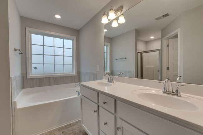 Building Photo - Live in Style and Comfort in Sought-After ...