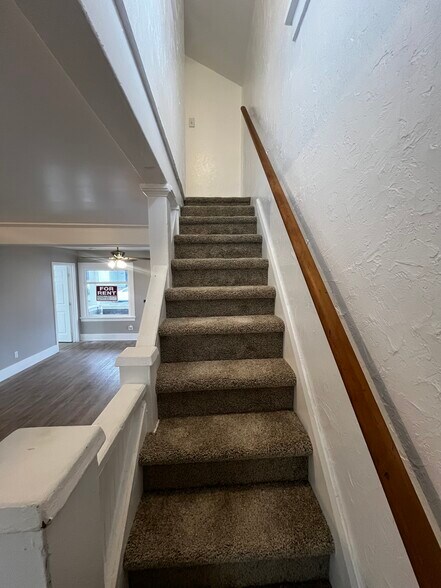 Building Photo - 201 E Eagle St