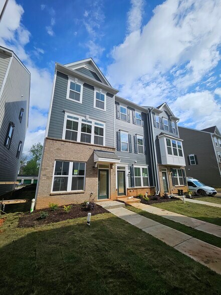 Building Photo - 6122 Cleburne Ct