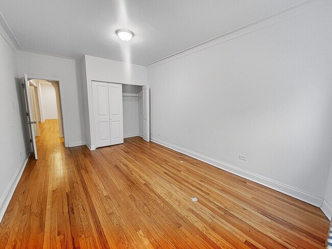 Building Photo - Large 2-bed/2-bath Apartment With Updated Kitchen and Large Living Room