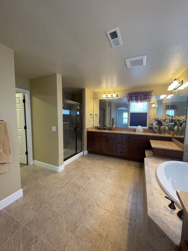 Building Photo - Sprawling Two-Story Home in SE Ft. Collins