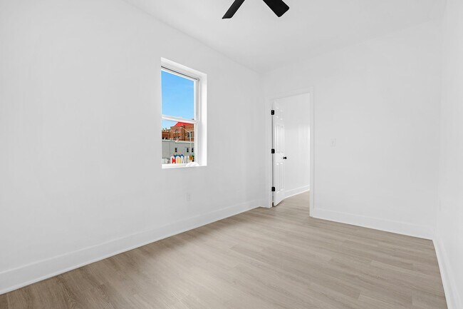 Building Photo - GORGEOUS end unit in Baltimore! 3 Bedrooms 3 Bathrooms Plus a Rec Room!