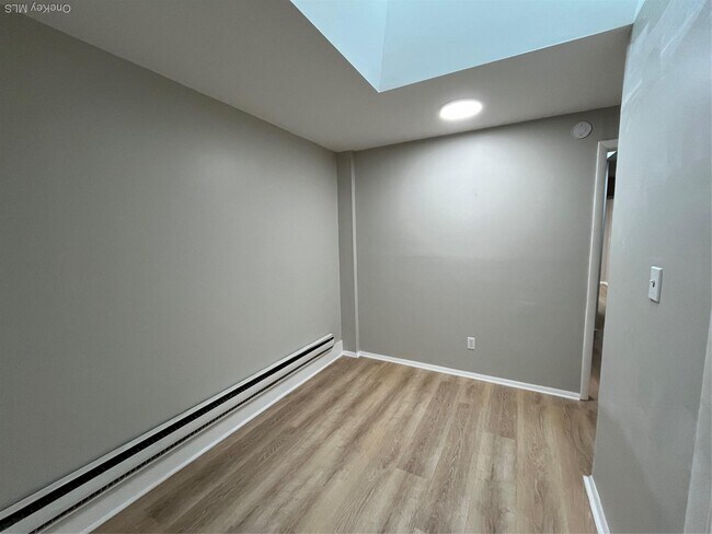 Building Photo - 201 Main St